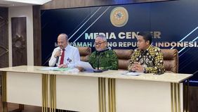 Ikatan Hakim Indonesia (Ikahi) mengungkapkan bahwa Hakim Pengadilan Negeri Medan, Sumatera Utara, Khamozaro Waruwu, sempat menerima teror lewat sambungan telepon sebelum peristiwa kebakaran melanda rumahnya pada Selasa, 4 November 2025.