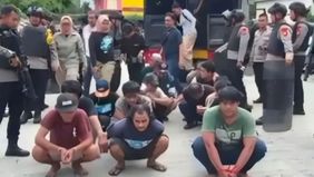 Barang bukti yang diamankan yaitu satu bungkus narkotika diduga sabu 51,80 gram, lima bungkus diduga sabu dengan berat masing-masing 10,20 gram, 10,23 gram, 10,26 gram, 16,86 gram, dan 0,65 gram, 18 bungkus sabu (berat 20,33 gram).