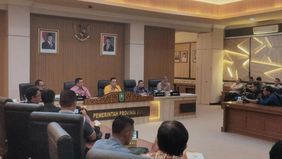 Pelaksana Tugas (Plt) Gubernur Riau, SF Hariyanto, membantah kabar yang menyebut dirinya diperiksa atau menjadi saksi pelapor dalam kasus dugaan korupsi berupa pemerasan yang menjerat mantan Gubernur Riau, Abdul Wahid, dan kini tengah ditangani oleh 