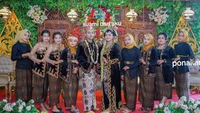 Kisah pahit seorang perempuan bernama Ninik Fitriyani mendadak viral di media sosial TikTok. Pernikahannya kandas setelah suaminya berselingkuh dengan keponakannya sendiri. Video curhat Ninik yang diunggah melalui akun TikTok @ninokfty telah ditonton