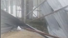 Warga Desa Tongalino, Badrun (35), menuturkan bahwa suasana hujan, angin datang tiba-tiba dan langsung menerjang bagian atas masjid.