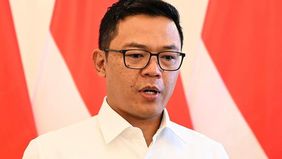 Sekretaris Jenderal Partai Gerindra, Sugiono, menyatakan dukungannya terhadap rencana pemberian gelar pahlawan nasional kepada Presiden ke-2 Soeharto dan Presiden ke-4 Abdurrahman Wahid atau Gus Dur.