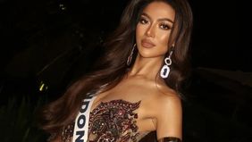 Miss Universe Indonesia Sanly Liu memukau publik dengan penampilannya mengenakan kebaya kontemporer bermotif Garuda karya desainer Hendra Chrystianto saat upacara pembukaan ajang Miss Universe 2025 yang digelar di Thailand.