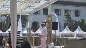 Pemerintah Provinsi Jawa Barat (Pemprov Jabar) menerbitkan Surat Edaran (SE) yang melarang guru memberikan hukuman fisik kepada siswa di sekolah.
Gubernur Jawa Barat Dedi Mulyadi menegaskan, tindakan fisik terhadap murid berpotensi melanggar hukum se