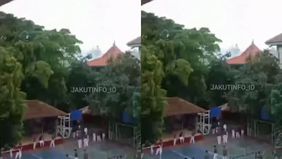 Kabar mengejutkan datang dari kawasan Kelapa Gading, Jakarta Utara. Sebuah ledakan terjadi di dalam masjid SMAN 72 yang berada di kompleks TNI AL Kodamar pada Jumat, 7 November 2025, sekitar pukul 12.30 WIB, bertepatan dengan waktu sholat Jumat.

Led
