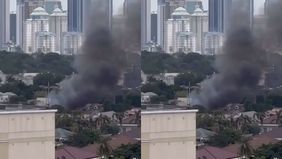 Kebakaran terjadi di kawasan sekitar Gelora Bung Karno (GBK), Jakarta, pada Jumat 7 November 2025 siang. Asap tebal terlihat membumbung dari area tersebut dan menarik perhatian warga serta pengguna jalan yang melintas di sekitar lokasi.