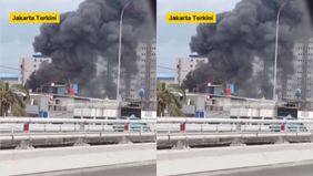 Kepulan asap tebal membumbung tinggi di kawasan Jelambar, Grogol Petamburan, Jakarta Barat, setelah kebakaran besar terjadi pada Sabtu pagi (8/11/2025).