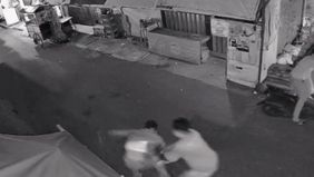 Kepolisian tengah memburu pelaku pencurian sepeda motor yang menembak mati seorang petugas Hansip di kawasan Cakung Barat, Jakarta Timur, pada Sabtu (8/11) dini hari.