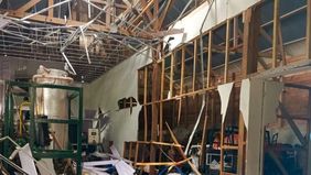 Dua pekerja sebuah pabrik pembuatan es kristal yang berlokasi di Desa Ujong Baroh, Kecamatan Johan Pahlawan, Kabupaten Aceh Barat, mengalami luka akibat ledakan tabung freon yang terjadi pada Minggu, 9 November 2025.