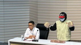 Komisi Pemberantasan Korupsi (KPK) menyita uang tunai senilai Rp500 juta dalam operasi tangkap tangan (OTT) terhadap Bupati Ponorogo, Jawa Timur, Sugiri Sancoko (SUG).