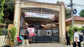 Sekolah Menengah Atas Negeri (SMAN) 72 Jakarta yang berlokasi di dalam Kompleks TNI Angkatan Laut Kodamar, Kelapa Gading, Jakarta Utara, hingga Senin, 10 November 2025 masih dijaga ketat oleh anggota Polisi Militer TNI AL (POM AL).
