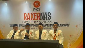 Presiden Partai Keadilan Sejahtera (PKS) Al Muzzammil Yusuf memberikan tanggapan soal penetapan sepuluh tokoh nasional, termasuk Presiden Soeharto, sebagai Pahlawan Nasional oleh Presiden Prabowo Subianto dalam momentum Hari Pahlawan 10 November 2025