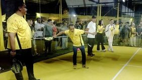 Ketua Umum DPP Partai Golkar Bahlil Lahadalia meresmikan lapangan padel bernama Yellow Racquet Club yang berlokasi di halaman Kantor DPP Partai Golkar, Jakarta, pada Minggu.