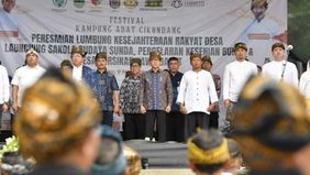 Menteri Desa dan Pembangunan Daerah Tertinggal (Mendes PDT) Yandri Susanto menghadiri Festival Kampung Adat Cikondang, Minggu 9 November 2025.