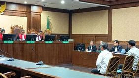 Jaksa Penuntut Umum (JPU) Komisi Pemberantasan Korupsi (KPK) Tonny Pangaribuan mengungkapkan dua pengusaha swasta, Djunaidi Nur dan Aditya Simaputra, didakwa memberikan suap senilai 199 ribu dolar Singapura atau sekitar Rp2,55 miliar kepada Direktur 