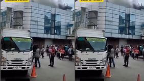 Sebuah bangunan ruko diduga toko kain terbakar di Jalan Fatmawati Raya, Jakarta Selatan samping Lotte Mart Fatmawati pagi ini, Selasa (11/11/2025). Saat ini sedang dalam proses pemadaman oleh petugas Damkar.