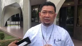 Komisi Pemberantasan Korupsi (KPK) mengonfirmasi telah memeriksa Sekretaris Daerah (Sekda) Provinsi Riau Syahrial Abdi serta Kepala Bagian Protokol Sekretariat Daerah Provinsi Riau Raja Faisal, dalam rangkaian penyidikan kasus operasi tangkap tangan 