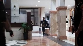 Tim penyidik Komisi Pemberantasan Korupsi (KPK) membawa tiga koper berisi dokumen setelah melakukan penggeledahan di kompleks kantor Pemerintah Kabupaten (Pemkab) Ponorogo, Jawa Timur, pada Selasa, 11 November 2025 sore. Penggeledahan berlangsung sel