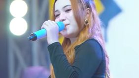 Ajeng membawakan single Antara Kau, Dia dan Aku.