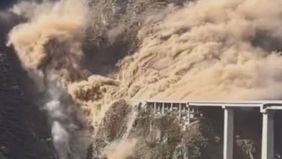 Bagian dari Jembatan Hongqi yang terletak di Provinsi Sichuan, China, dilaporkan ambruk meski baru diresmikan beberapa bulan lalu. Beruntung, tidak ada korban jiwa dalam kejadian ini.
Dilansir daei Reuters, Rabu 12 November 2025, insiden tersebut ter