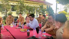 Suasana rapat kerja Pemerintah Kabupaten Pelalawan, Provinsi Riau, yang digelar di area terbuka mendadak berubah menjadi momen tak terlupakan. Agenda resmi yang semula berlangsung serius tiba-tiba diselingi kejadian unik ketika sebuah buah mangga jat