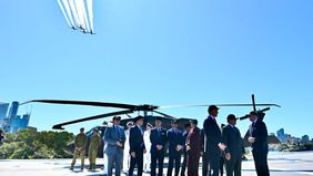 Presiden Republik Indonesia Prabowo Subianto meninjau langsung Kapal HMAS Canberra di Garden Island Naval Base, Australia