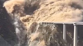 Sebuah jembatan di kawasan pegunungan Provinsi Sichuan, China, ambruk hanya beberapa bulan setelah diresmikan. Insiden tersebut terjadi pada Selasa, 11 November 2025 dan langsung memicu kehebohan publik setelah video kejadiannya viral di media sosial
