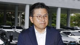 Mantan Perdana Menteri Korea Selatan, Hwang Kyo-ahn, resmi ditahan oleh tim jaksa khusus pada Rabu, 12 November 2025 atas tuduhan menghasut pemberontakan terkait pemberlakuan darurat militer yang dilakukan oleh mantan Presiden Yoon Suk Yeol.