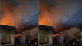 Terjadi kebakaran sebuah rumah di Jalan Kali Baru Tambun selatan sekitar pukul 19:00.
Warga nampak gotong royong memadamkan api.
