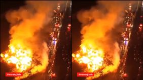 Kobaran api besar melahap deretan jongko penjual kayu di Jalan Terusan Pasir Koja, Kelurahan Sukahaji, Kecamatan Babakan Ciparay, Kota Bandung, Selasa, 11 November 2025 malam. Api yang mulai muncul sekitar pukul 19.00 WIB itu dengan cepat membesar ka