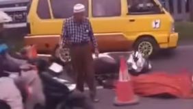 Seorang pelajar laki-laki pengendara sepeda motor alami kecelakaan hingga tutup usia di jalan depan Terminal Klari. Rabu (12/11) pagi.