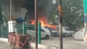 Rabu pagi, 12 November 2025, dilaporkan terjadi kebakaran mobil di Kolong Jalan Layang Rel Kereta Karang Anyar, Sawah Besar, Jakarta Pusat.
