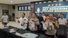 Polres Bogor berhasil menangkap dua pelaku pembunuhan sopir taksi online, Ujang Adiwijaya (57), yang jasadnya ditemukan di pinggir Tol Jagorawi KM 30 pada Senin, 10 November 2025.