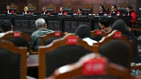 Mahkamah Konstitusi (MK) menegaskan bahwa anggota Kepolisian Negara Republik Indonesia (Polri) yang menduduki jabatan di luar institusinya atau jabatan sipil, wajib mengundurkan diri atau pensiun dari dinas kepolisian.