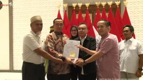 Raut lega dan haru terpancar dari wajah dua guru asal Kabupaten Luwu Utara, Sulawesi Selatan, Drs. Abdul Muis dan Drs. Rasnal, M.Pd, setelah menerima langsung surat rehabilitasi yang diberikan oleh Presiden Republik Indonesia Prabowo Subianto