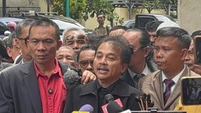 Kuasa hukum Roy Suryo dan kawan-kawan, Ahmad Khozinudin, menilai penetapan tersangka terhadap kliennya dalam perkara dugaan ijazah palsu Presiden ke-7 RI Joko Widodo bukan merupakan proses hukum yang murni.