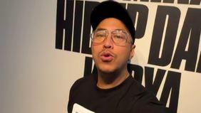 Pandji Pragiwaksono kembali membawakan materi stand up pinggir jurang, dimana ia membahas soal money laundry dan memakai contoh analogi bisnis Raffi Ahmad.