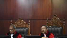 MK menolak seluruh permohonan uji materi terhadap Undang-Undang Nomor 2 Tahun 2002 tentang Polri yang meminta agar masa jabatan Kapolri disamakan dengan masa jabatan presiden dan anggota kabinet.