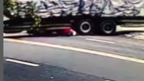 Dalam rekaman tersebut, terlihat motor melaju perlahan dan terhantam mobil box di belakangnya kemudian masuk ke kolong truk sesaat sebelum mobil box menabrak bagian samping truk. Petugas kepolisian kini tengah menyelidiki penyebab pasti kecelakaan be