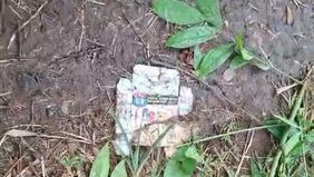 Bungkus kondom dan botol bekas minuman keras (miras) berserakan di area pertamanan Jalan Daan Mogot, Cengkareng, Jakarta Barat, menyusul dugaan meningkatnya aktivitas prostitusi sesama pria di lokasi tersebut, yang semakin dikeluhkan warga.