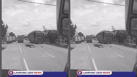 Berdasarkan video yang diterima Lampung Geh, terlihat seorang pengendara motor tergeletak di tengah jalan dengan luka parahh dibagian kepala.