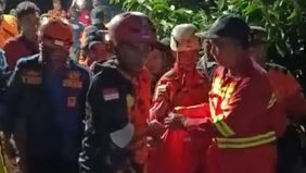 Tim petugas gabungan melakukan pencarian korban tanah longsor di Majenang, Kabupaten Cilacap, Jawa Tengah, nyaris tanpa jeda sejak peristiwa terjadi pada Kamis, 13 November 2025 malam.