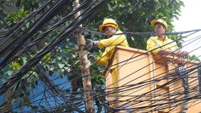Suku Dinas (Sudin) Bina Marga Jakarta Selatan menangani kabel yang menjuntai di Jalan Anggrek II, Kelurahan Karet Kuningan, Kecamatan Setiabudi.