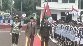 Menteri Pertahanan RI, Sjafrie Sjamsoeddin, menerima kunjungan Kepala Staf Gabungan Angkatan Bersenjata Yordania, Major General Pilot Yousef Ahmed Al-Hunaity, di kantor Kementerian Pertahanan, Jakarta Pusat, Jumat, 14 November 2025.