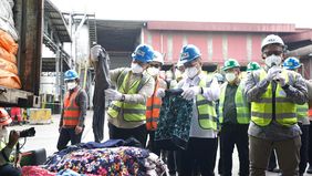 Kementerian Perdagangan (Kemendag) bersama Badan Intelijen Negara (BIN) dan Badan Intelijen Strategis Tentara Nasional Indonesia (BAIS TNI) musnahkan sebanyak 500 bal pakaian bekas asal impor ilegal (balpres) hasil pengawasan di Kabupaten Bogor.