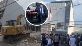 Rumah milik anggota DPR nonaktif Ahmad Sahroni di kawasan Tanjung Priok, Jakarta Utara, kini tinggal puing. Bangunan yang sebelumnya sudah dijarah saat kerusuhan pada akhir Agustus itu mulai dibongkar total, meninggalkan hamparan tembok runtuh dan be