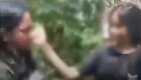 Sebuah video yang menampilkan aksi perundungan terhadap seorang siswi SMP di Kota Malang viral di media sosial dan menggemparkan warganet. Menanggapi hal ini, Polresta Malang Kota langsung melakukan penyelidikan terhadap kasus yang kini menjadi sorot