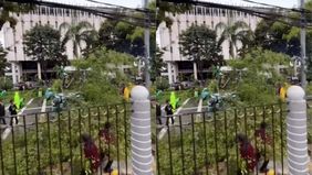 Sebuah pohon besar tumbang dan menimpa sebuah mobil di Jalan Dr. Wahidin Raya, Jakarta Pusat, pada JumaT, 14 November 2025 siang. Peristiwa itu terjadi saat Jakarta diguyur hujan berintensitas sedang disertai angin kencang sejak sekitar pukul 12.00 W