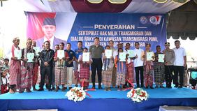 Setelah menunggu 25 tahun, warga transmigran di kawasan transmigrasi Ponu, Kabupaten Timor Tengah Utara (TTU), Provinsi Nusa Tenggara Timur (NTT) akhirnya menerima Sertifikat Hak Milik (SHM) atas lahan mereka.