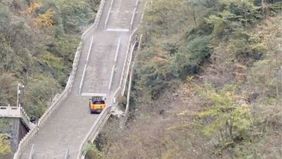 Chery Fengyun X3L Kehilangan Kendali Saat Menuruni Anak Tangga Curam, Hingga Menabrak Pagar Pengaman.